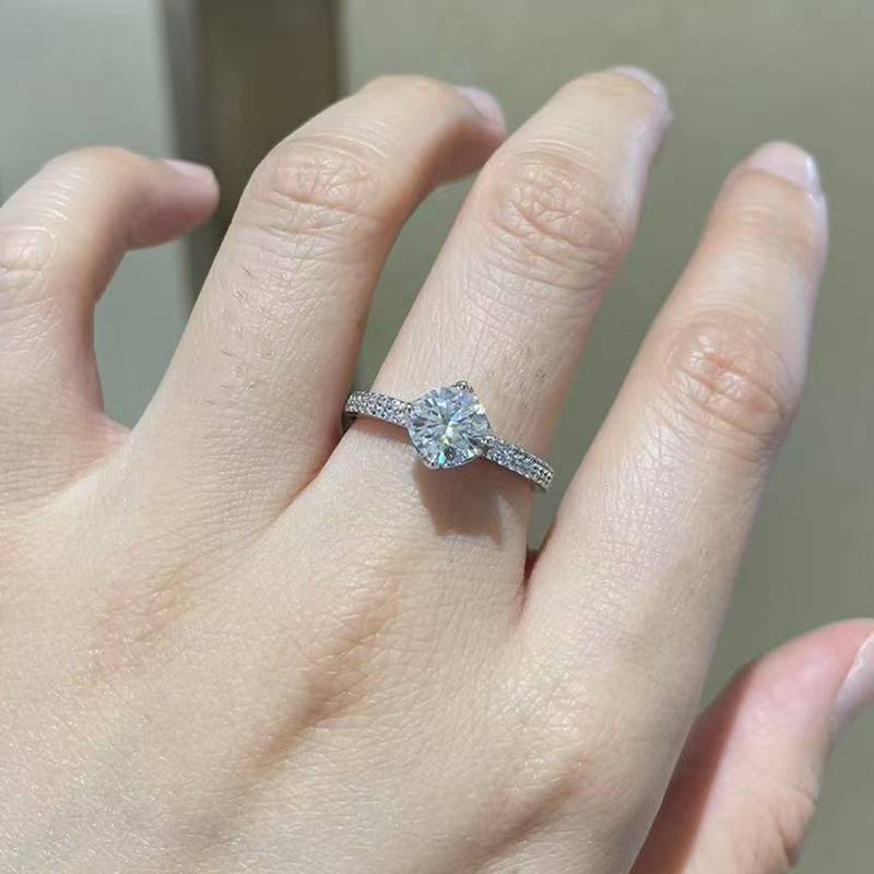 单头女戒S925银镀白金女戒定制选款主石莫桑钻1.0ct/副石高碳钻